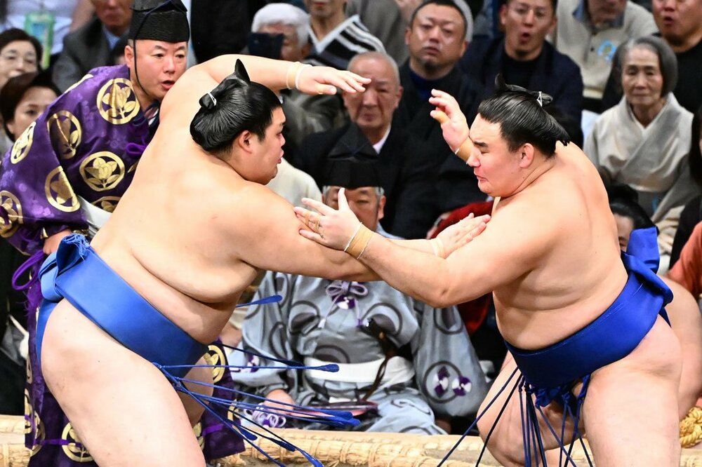 欧勝馬(右)をきっちり押し出した大の里