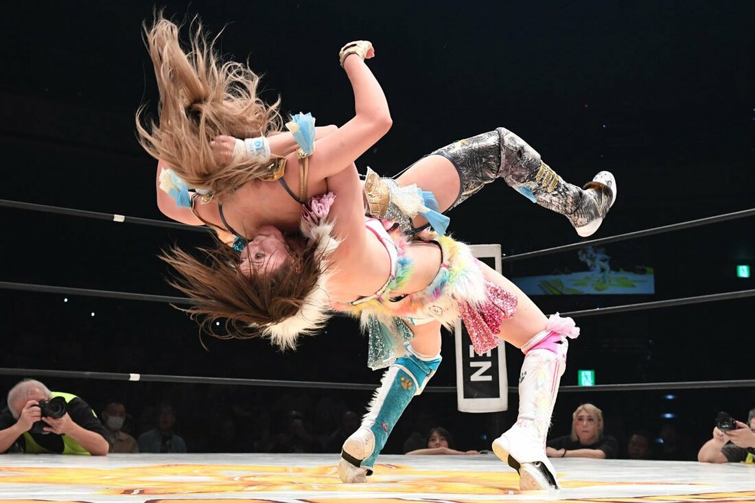 ビクトリア弓月(上)にドラゴンスープレックスを決める岩谷麻優