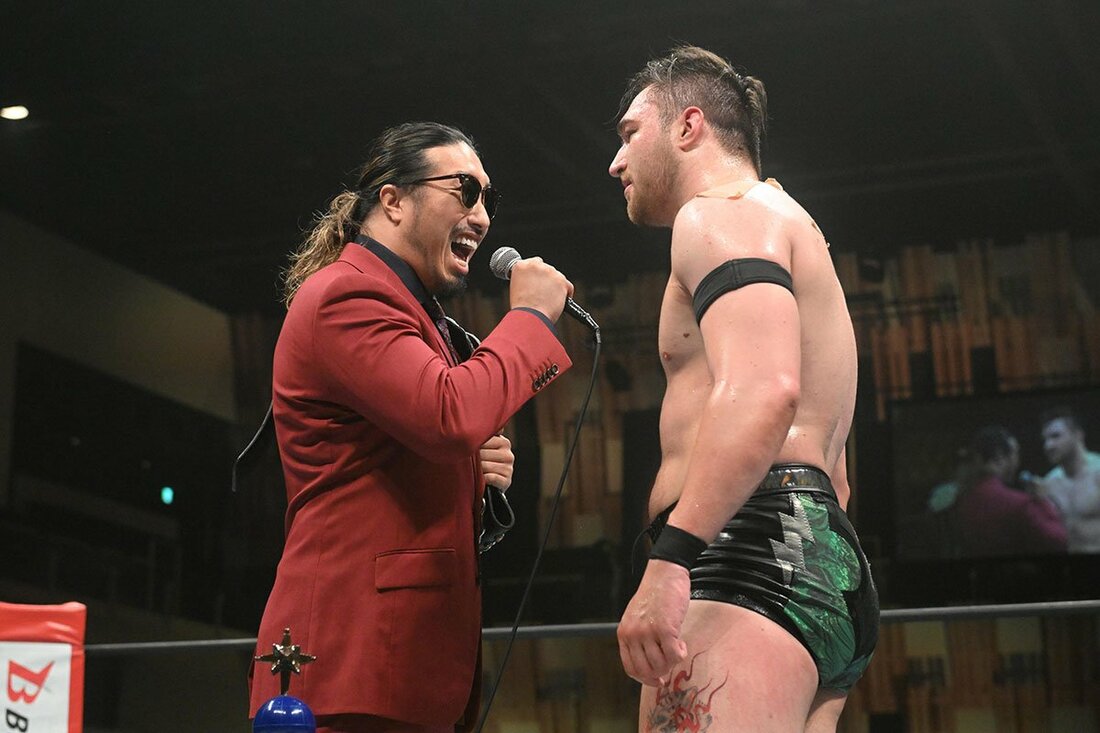 ベルトを持つ辻陽太(左)とにらみ合うカラム・ニューマン