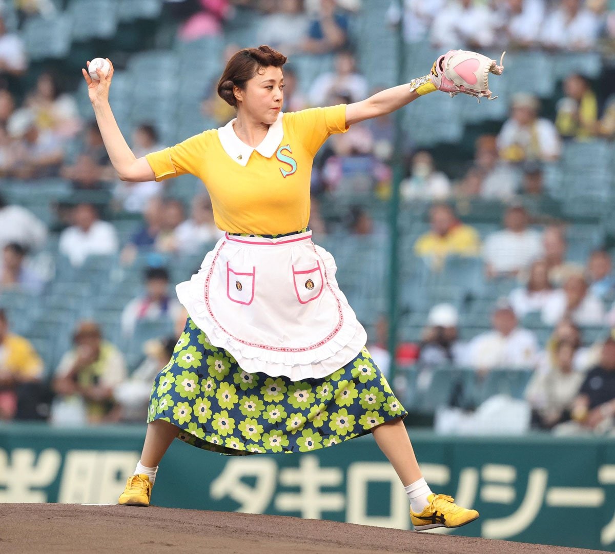 阪神】藤原紀香が『サザエさん』に扮し始球式 ノーバンならずも