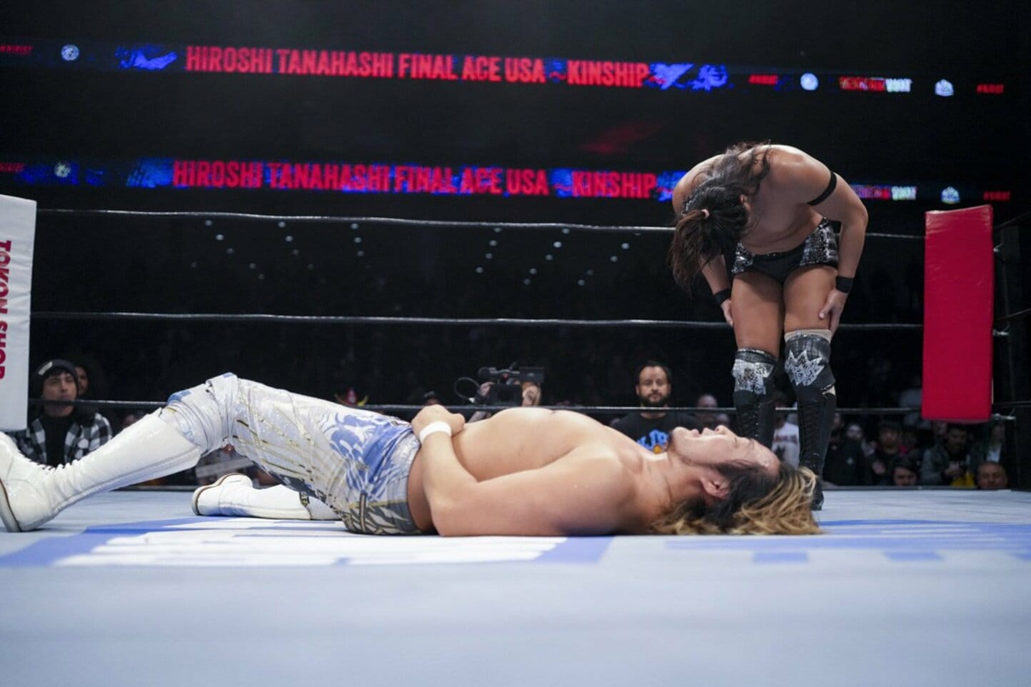 棚橋弘至に一礼して引きあげた竹下幸之介（新日本プロレス提供）