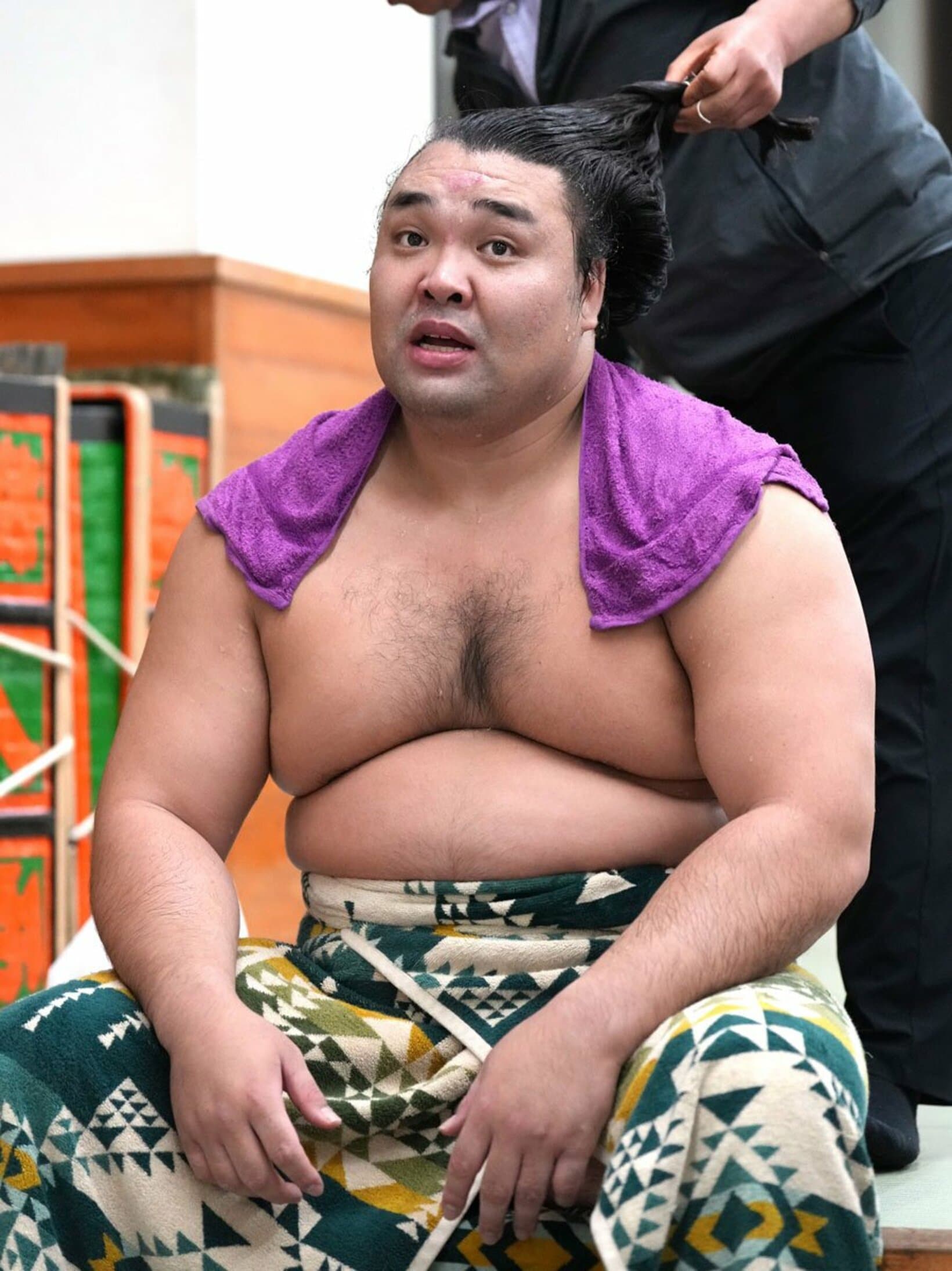 支度部屋で何とも言えぬ表情の霧島