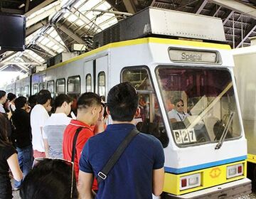  マニラの鉄道は日本の満員電車並み