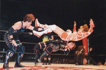 新技オーバー・ザ・クラッシュで北斗を沈めた飛鳥（左）と長与