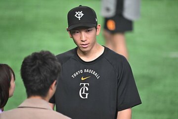 囲み取材を受ける戸郷翔征