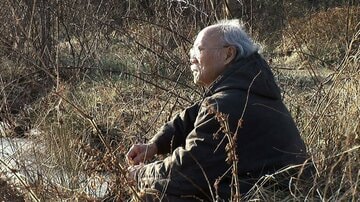 アメリカで亡命生活を送る小説家の鄭義さん＝撮影当時＝（「亡命」翰光監督作品／２０１０年シグロ）