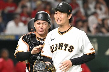 ８回のピンチをしのぎ、甲斐拓也(左)にねぎらわれる巨人・山崎伊織