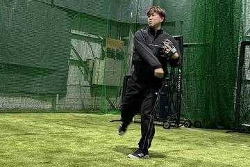 広島市内で行った自主トレを公開した広島・小園海斗