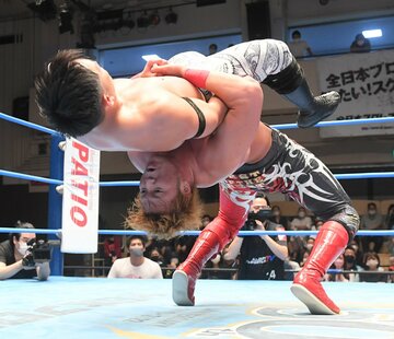  Ｔ―Ｈａｗｋ(上)をシャットダウンスープレックスで沈めた宮原（東スポWeb）