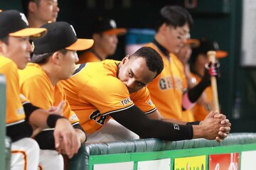 オリックス戦ではベンチで神妙な表情だった巨人・ヘルナンデス(中)