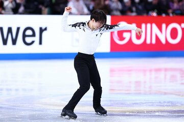 演技後、会心の出来にガッツポーズを見せた鍵山優真