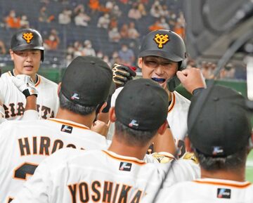  移籍１号の中田翔を出迎える巨人ナイン