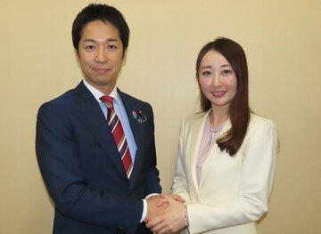 日本維新の会・藤田文武幹事長と衆院東京15区補選に立候補を表明した金澤ゆい氏