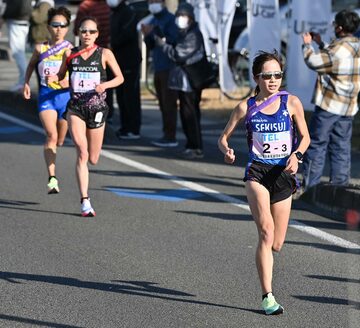  奥右がワコールの一山。３区で積水化学の佐藤（右）に引き離された