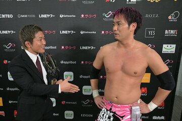 エル・リンダマン（左）の握手を拒否する小峠篤司