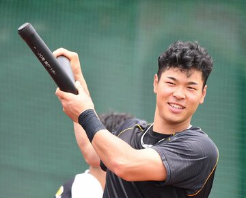  パーマ頭も定着してきた佐藤輝だが…