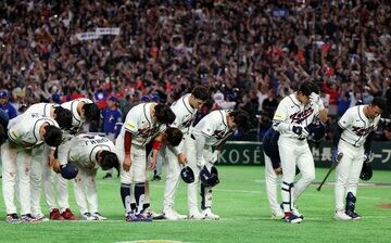 スタンドのファンに頭を下げる韓国ナイン（ロイター）