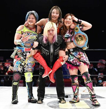  Ｓａｒｅｅｅ(上)の健闘を称える(左から)高橋奈七永、世志琥、中島安里紗