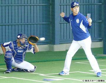  右打席に入り、スマホ撮影する阿波野コーチ