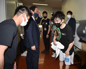  試合後の会見を終え、長谷川穂積氏(左)にあいさつする拳四朗