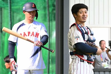 ともに侍ジャパンで合宿中の阪神・森下翔太(左)と坂本誠志郎