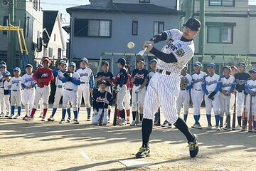 兵庫・西宮市内で開催された野球教室で、ロングティーを披露する阪神・佐藤輝明