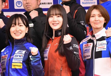 右からロコ・ソラーレ・藤沢五月、中部電力・北沢育恵、フォルティウス・吉村紗也香