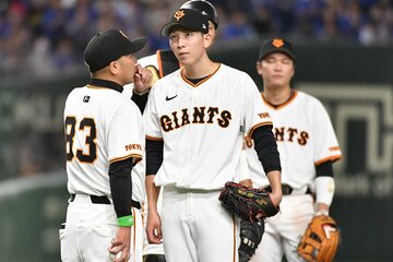 阿部監督（左）に交代を告げられた戸郷
