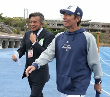 前田幸長氏(左)とヤクルト・高津監督