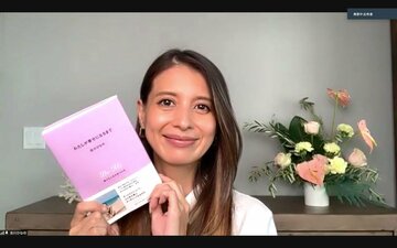  著書の出版会見にオンラインで臨んだ吉川ひなの