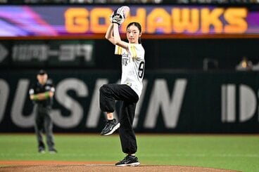 始球式を行った岡田芽依