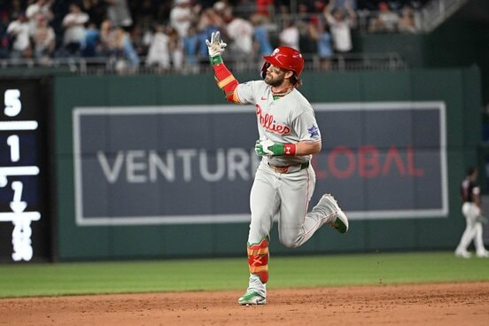 １８号２ランを放ちベースを回るブライス・ハーパー（ロイター）