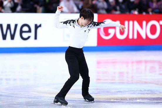 演技後、会心の出来にガッツポーズを見せた鍵山優真