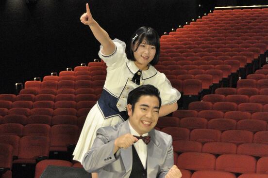 徳永ゆうき(手前)とSTU48・池田裕楽