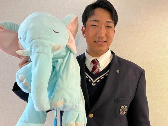  愛用のぬいぐるみを紹介する日本ハムのドラフト２位・有薗（球団提供）