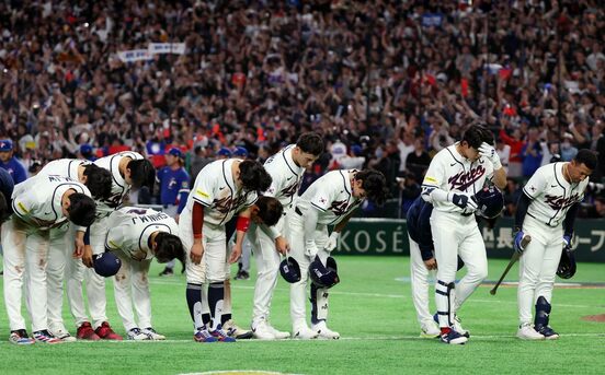 スタンドのファンに頭を下げる韓国ナイン（ロイター）