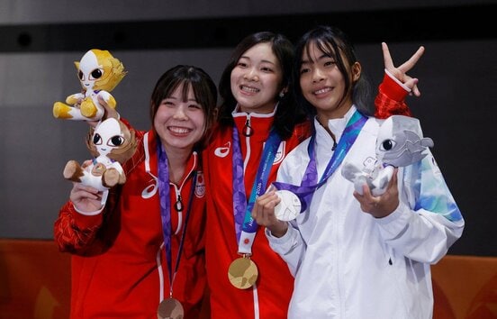 女子金メダルの長谷川瑞穂(中=ロイター)