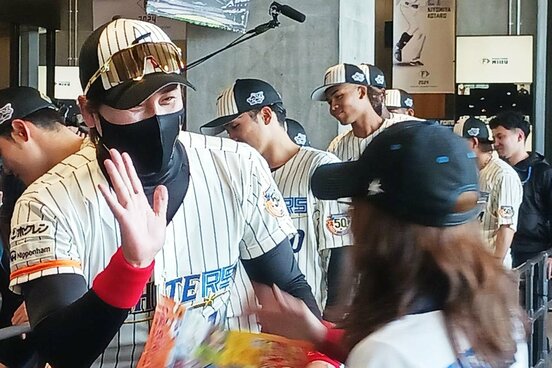 特別ユニホームで試合前から上機嫌だった日本ハム・新庄監督(左)