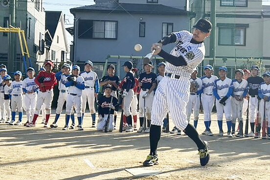 兵庫・西宮市内で開催された野球教室で、ロングティーを披露する阪神・佐藤輝明
