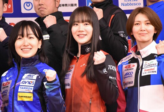 右からロコ・ソラーレ・藤沢五月、中部電力・北沢育恵、フォルティウス・吉村紗也香