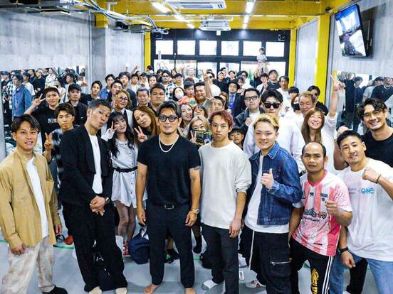 ジムのオープンイベントでRIZIN参戦に向けて語った皇治(前列左から３人目)