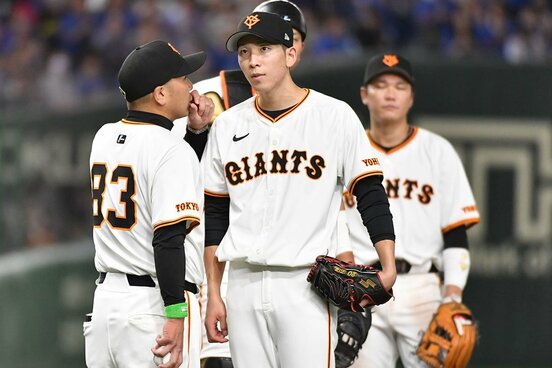 阿部監督(左)に交代を告げられた戸郷