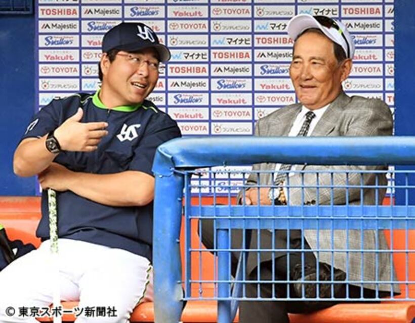 ベンチで真中監督（左）と話す伊勢氏