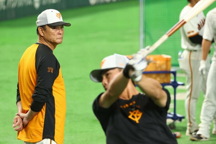 橋上秀樹監督代行（左）