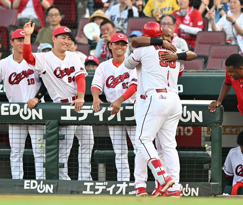 ２回、自身に続いてソロを放ったモンテロ(右手前)と抱擁する広島・ファビアン