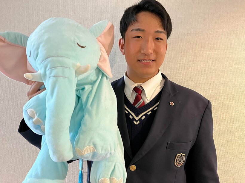  愛用のぬいぐるみを紹介する日本ハムのドラフト２位・有薗（球団提供）