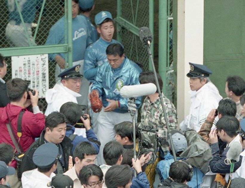  松坂フィーバーは２年目も続き、球団職員が前後をガード