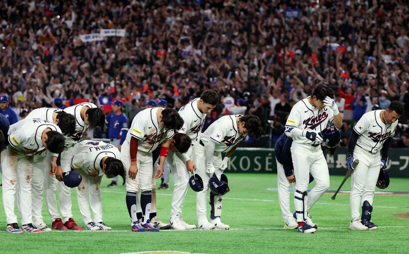 スタンドのファンに頭を下げる韓国ナイン（ロイター）