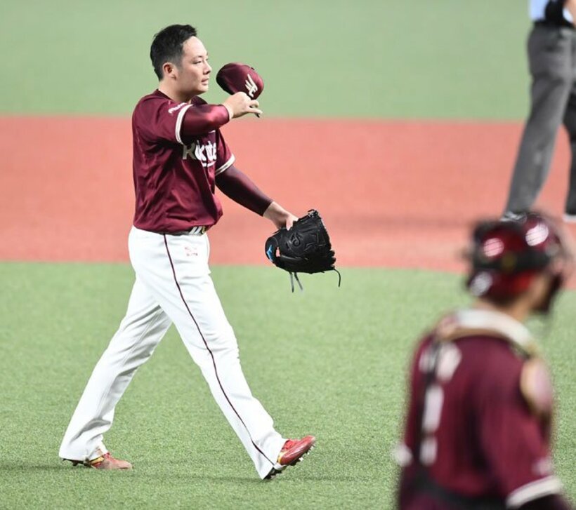  １３日の西武戦も３回で降板した楽天・松井（左）