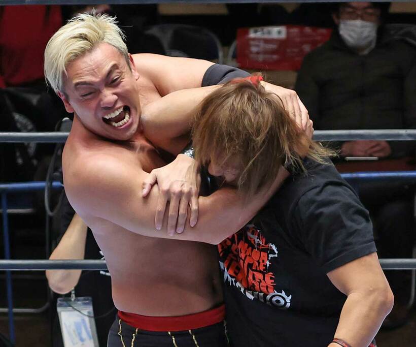  ６人タッグ戦で火花を散らしたオカダと内藤（東スポWeb）